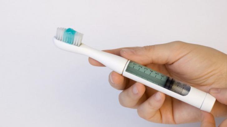 แปรงสีฟันรูปแบบใหม่ ช่วยประหยัดการบีบยาสีฟันจากหลอด จะเป็นอย่างไรมาดูกัน