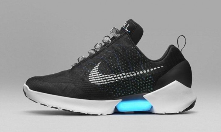 Nike ส่งรองเท้า Sneaker รุ่นใหม่ มีไฟ ไม่ต้องผูกเชือก