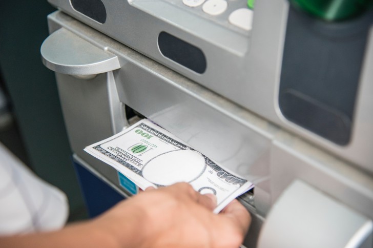 แฮกเกอร์เจอบั๊กในตู้ ATM กดเงินไปใช้ฟรีกว่า 32 ล้านบาท