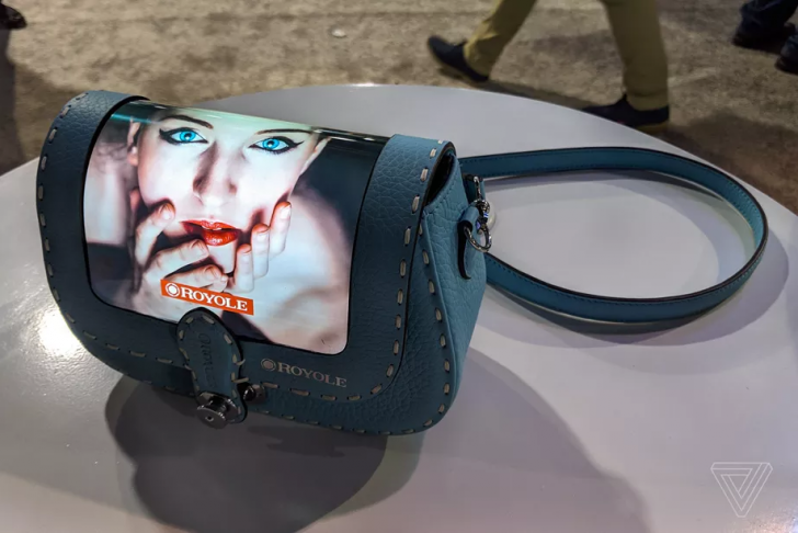 Louis Vuitton ใช้เทคโนโลยีจอพับ มาติดบนกระเป๋าถือคอลเลคชั่นใหม่