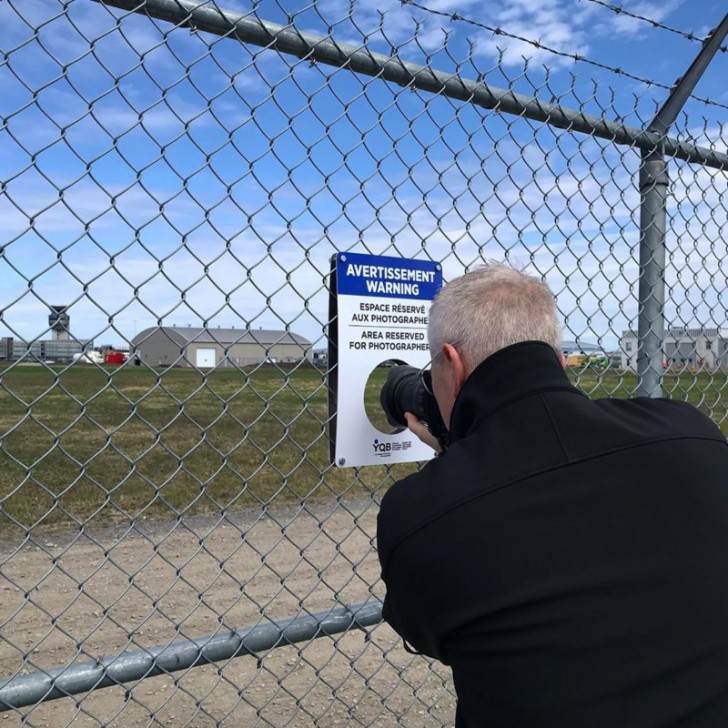 สนามบินในแคนาดา เจาะรูที่รั้วกั้นให้ตากล้องถ่ายรูปซะเลย!