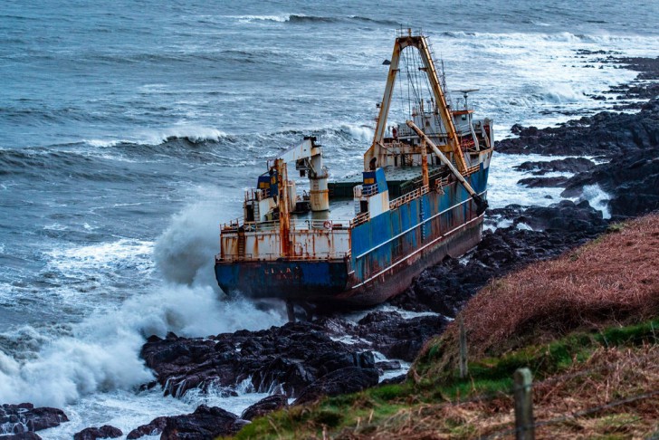 พายุพัด “เรือผีปริศนา” ที่ลอยกลางทะเลกว่า 18 เดือนมาเกยตื้นที่ชายฝั่งไอร์แลนด์