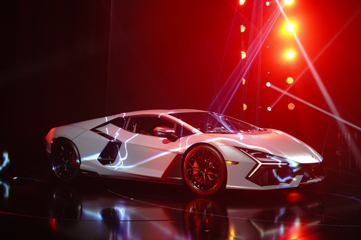 เผยโฉม Lamborghini Revuelto” รถซูเปอร์สปอร์ตปลั๊กอินไฮบริด ฉลองครบรอบ 60 ปีค่ายกระทิงดุ
