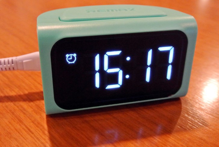สะดวกกับการดูเวลา พร้อมชาร์จไฟ ผ่านนาฬิกาปลุกพร้อม USB ชาร์จ Remax Hub Alarm Clock 4 USB