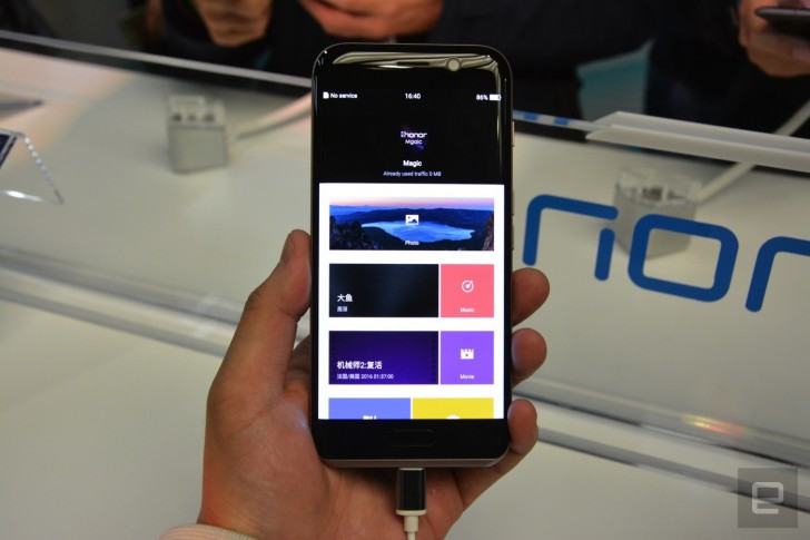 Huawei Honor Magic สมาร์ทโฟนจอโค้ง พร้อมจุดเด่น Magic Live ผู้ช่วยอัจฉริยะ [แปล]