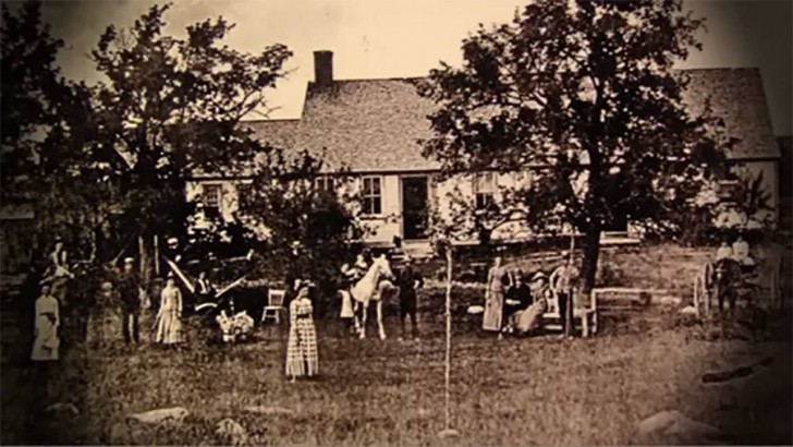 รูปถ่ายบ้านของครอบครัว Perron ในอดีต ที่เชื่อว่าคนตรงกลางคือ Bathsheba Thayer Sherman