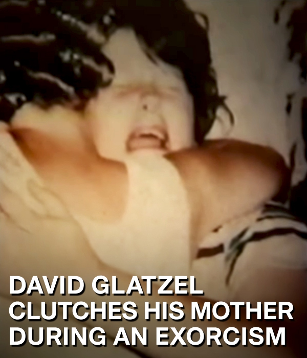 ภาพ David Glatzel กำลังกอดแม่ขณะอยู่ในระหว่างพิธีไล่ผี