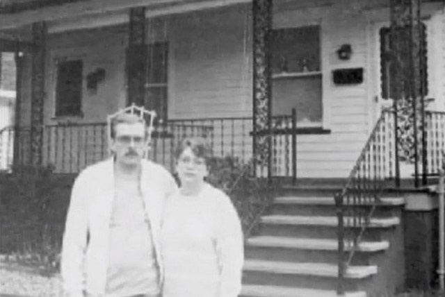 Jack และ Janet Smurl ยืนอยู่หน้าบ้าน