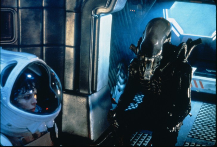 Sigourney Weaver และ Bolaji Badejo (เอเลี่ยน) ใน หนัง ภาพยนตร์ Alien