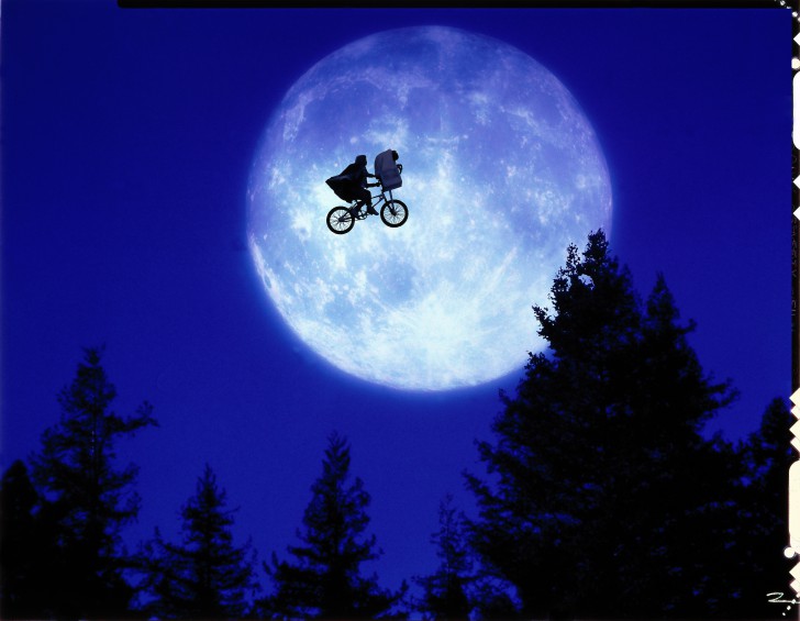 ฉาก E.T. นั่งบนตระกร้ารถจักรยานของ หนัง ภาพยนตร์ Elliott