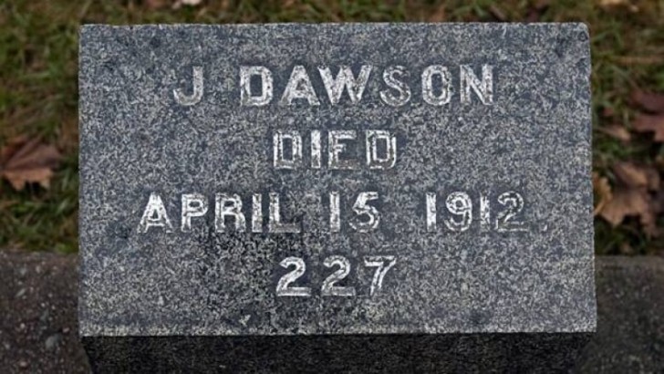 หลุมศพ Joseph Dawson ผู้เสียชัวิตจากเรือ Titanic