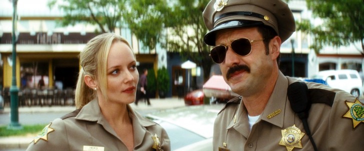 Judy (คนซ้าย) ตำรวจสาวร่วมงานกับ Dewey