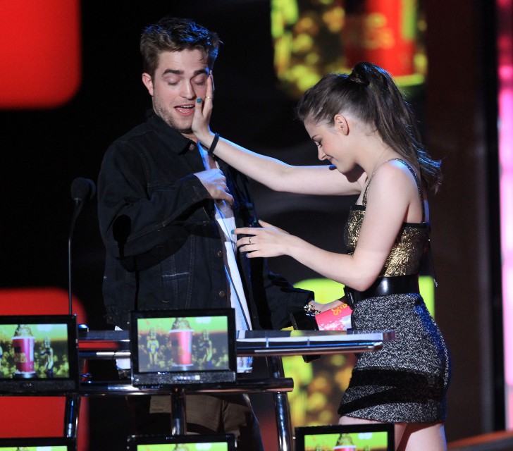 Robert Pattinson และ Kristen Stewart บนเวที MTV TV & Movie Awards ปี 2010
