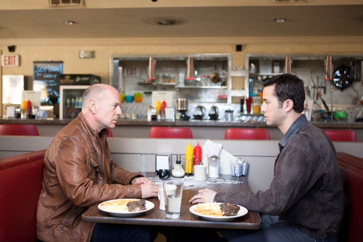 Bruce Willis กับ Joseph Gordon-Levitt จาก หนัง ภาพยนตร์ Looper