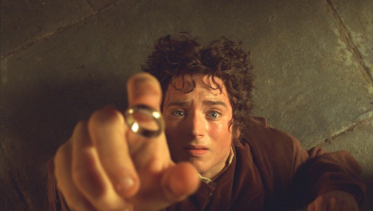 Elijah Wood ในบท Frodo จากหนัง ภาพยนตร์ The Lord of the Rings: The Fellowship of the Ring