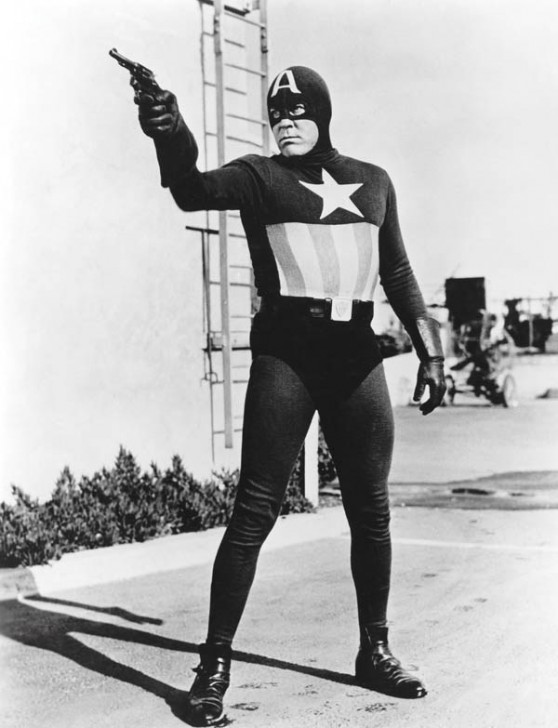 Dick Purcell ในบท Captain America จากหนัง ภาพยนตร์ Captain America ค.ศ. 1944 (พ.ศ. 2487)