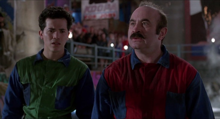 John Leguizamo ในบท Luigi (ซ้าย) และ Bob Hoskins ในบท Mario (ขวา) จากหนัง ภาพยนตร์ Super Mario Bros. ค.ศ. 1993 (พ.ศ. 2536)