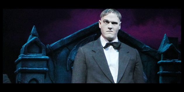 Zachary James ในบท Lurch จากละครเวที The Addams Family: A New Musical ค.ศ. 2010 (พ.ศ. 2553)