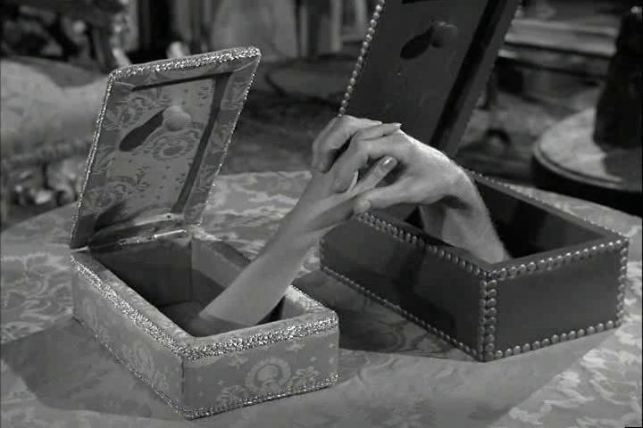 Lady Fingers และ Thing จากซีรีส์ The Addams Family ค.ศ. 1964-1966 (พ.ศ. 2507-2509)