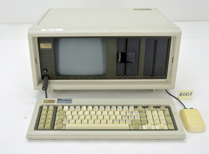 เครื่องคอมพิวเตอร์ Compaq Portable ที่เป็น IBM PC Compatible