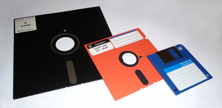 แผ่นฟลอปปี้ดิสก์ (Floppy Disks)