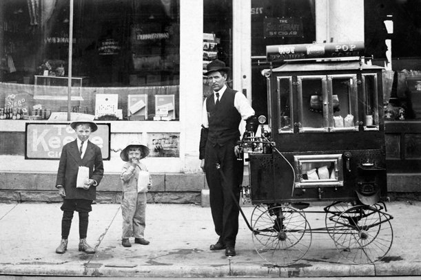 คนขายป๊อปคอร์นข้างถนน ในปี ค.ศ. 1912 (พ.ศ. 2455)