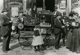 เครื่องทำป๊อปคอร์นของ Charles Cretors ที่งาน World's Columbian Exposition ที่ Chicago ในปีค.ศ. 1893