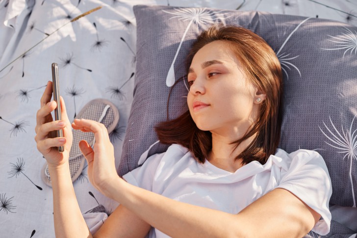 การเล่นโซเชียลมีเดีย ส่งผลกระทบต่อการนอนหลับ (Unhealthy Sleep Patterns)