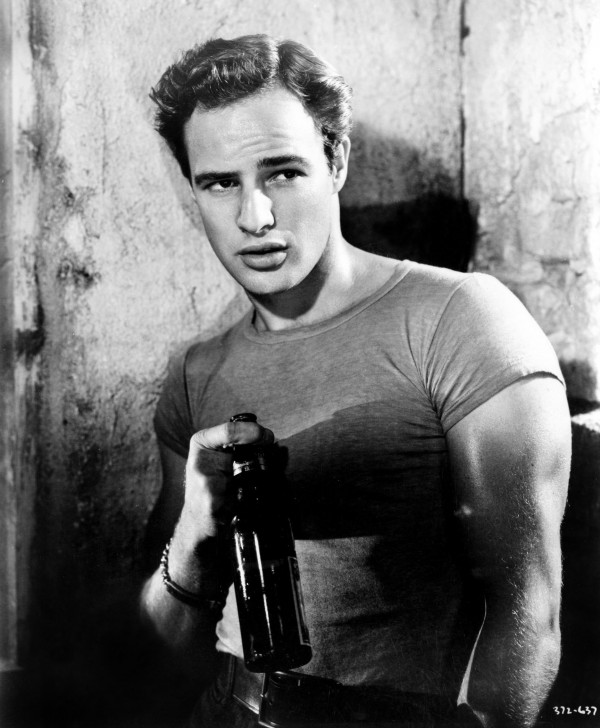 Marlon Brando ในบท Stanley จากหนัง ภาพยนตร์ A Streetcar Named Desire ค.ศ. 1951 (พ.ศ. 2494)