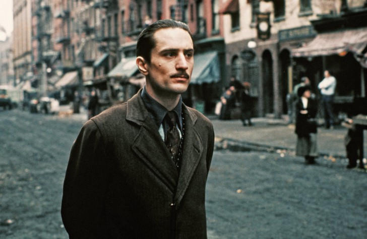 Robert De Niro รับบท Vito Corleone ในหนัง ภาพยนตร์ The Godfather Part II ค.ศ. 1974 (พ.ศ. 2517)