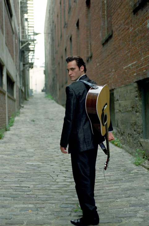 Joaquin Phoenix ในบท Johnny Cash จากหนัง ภาพยนตร์ Walk the Line ค.ศ. 2005 (พ.ศ. 2548)