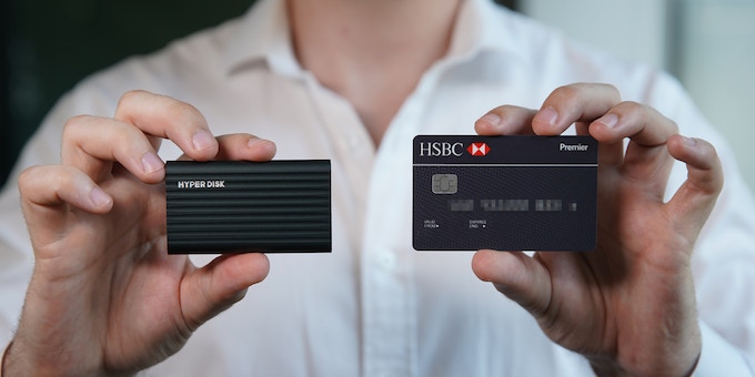 การเปรียบเทียบขนาดของ SSD แบบพกพา จาก HyperDisk กับบัตรเครดิต