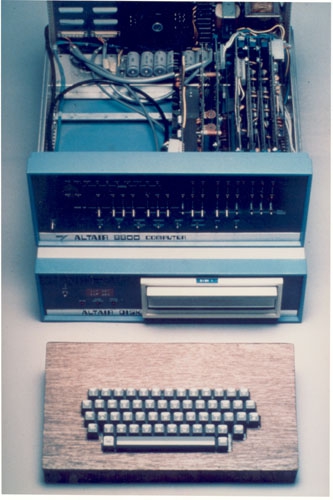 เครื่อง Altair Computer 8800 และคีย์บอร์ด ที่ถูกออกแบบในปี ค.ศ. 1974 (พ.ศ. 2517)