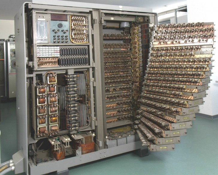 BULL GAMMA 3 คอมพิวเตอร์รุ่นแรก ๆ ที่ใช้หลอดสุญญากาศ (Vacuum Tube) ที่ถูกสร้างขึ้นในปี ค.ศ. 1952 (พ.ศ. 2495)